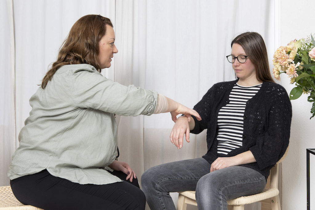 Femke Dassen - Praktijk Toverkracht - Hechtingssessie met behulp van (hypno)therapie voor ouder en kind.